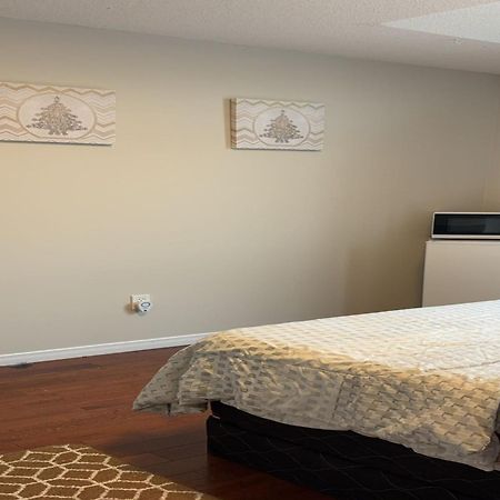 Bright Queen Room Close To Sheridan College And Airport Μπράμπτον Εξωτερικό φωτογραφία