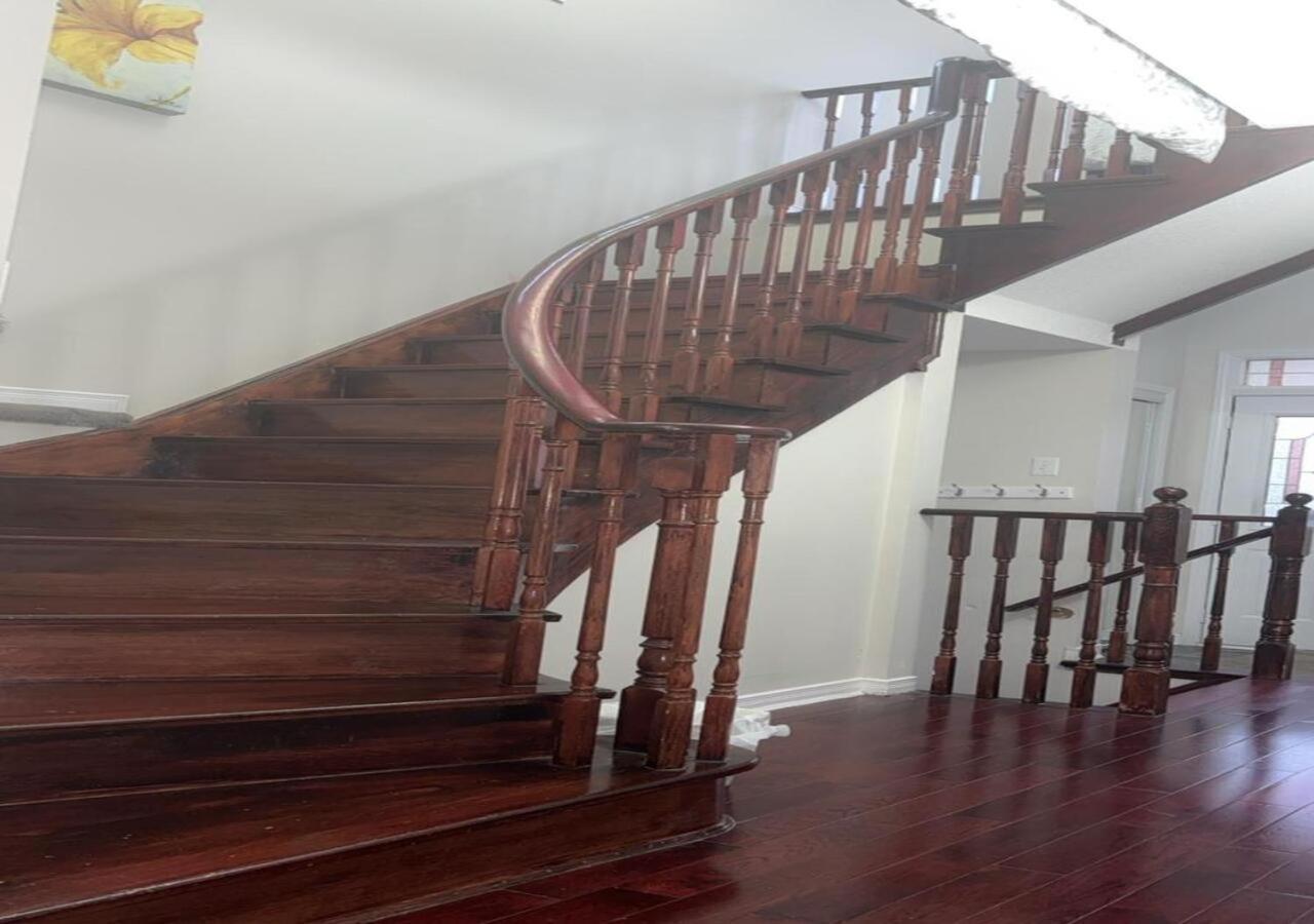 Bright Queen Room Close To Sheridan College And Airport Μπράμπτον Εξωτερικό φωτογραφία