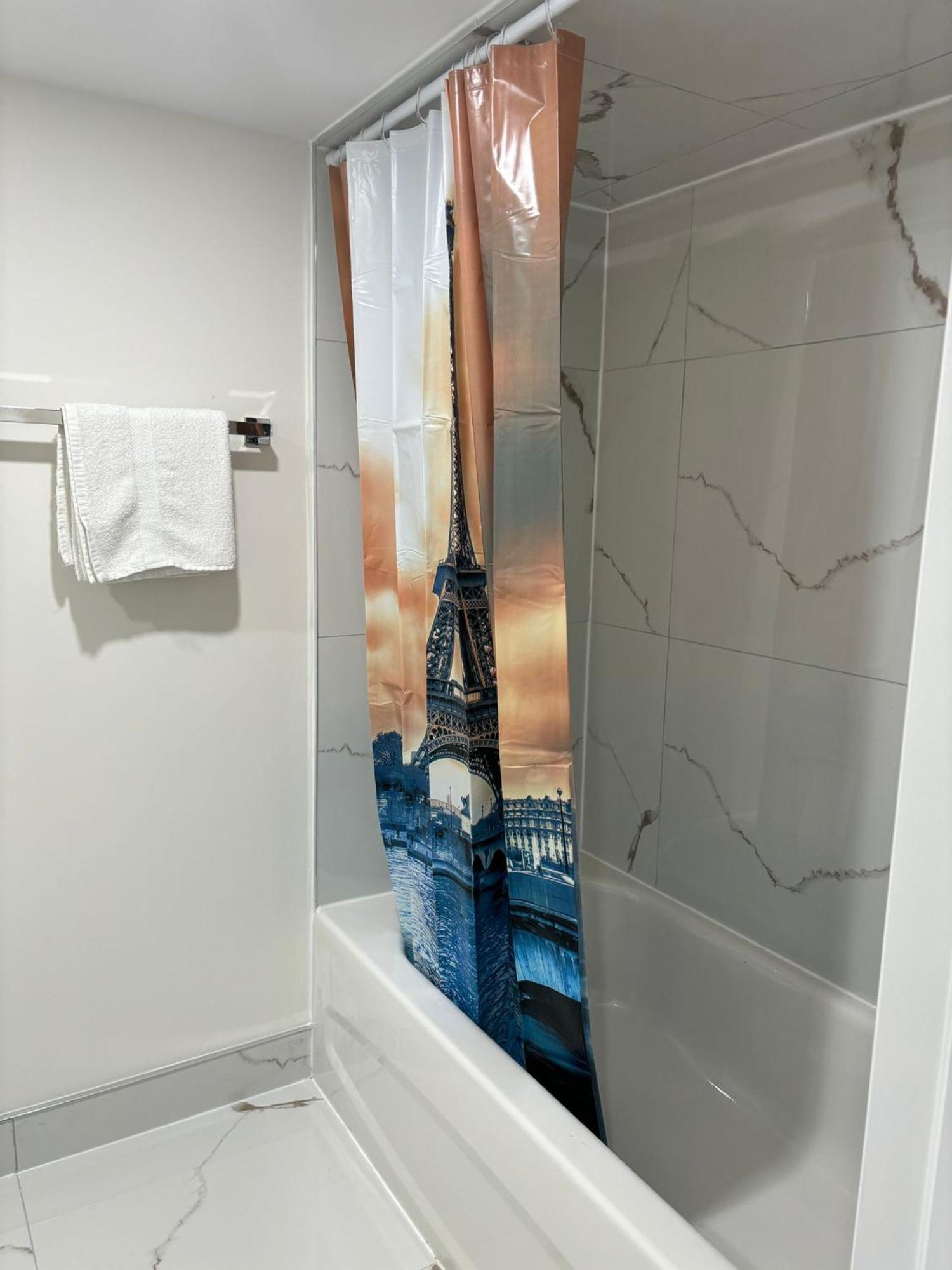 Bright Queen Room Close To Sheridan College And Airport Μπράμπτον Εξωτερικό φωτογραφία