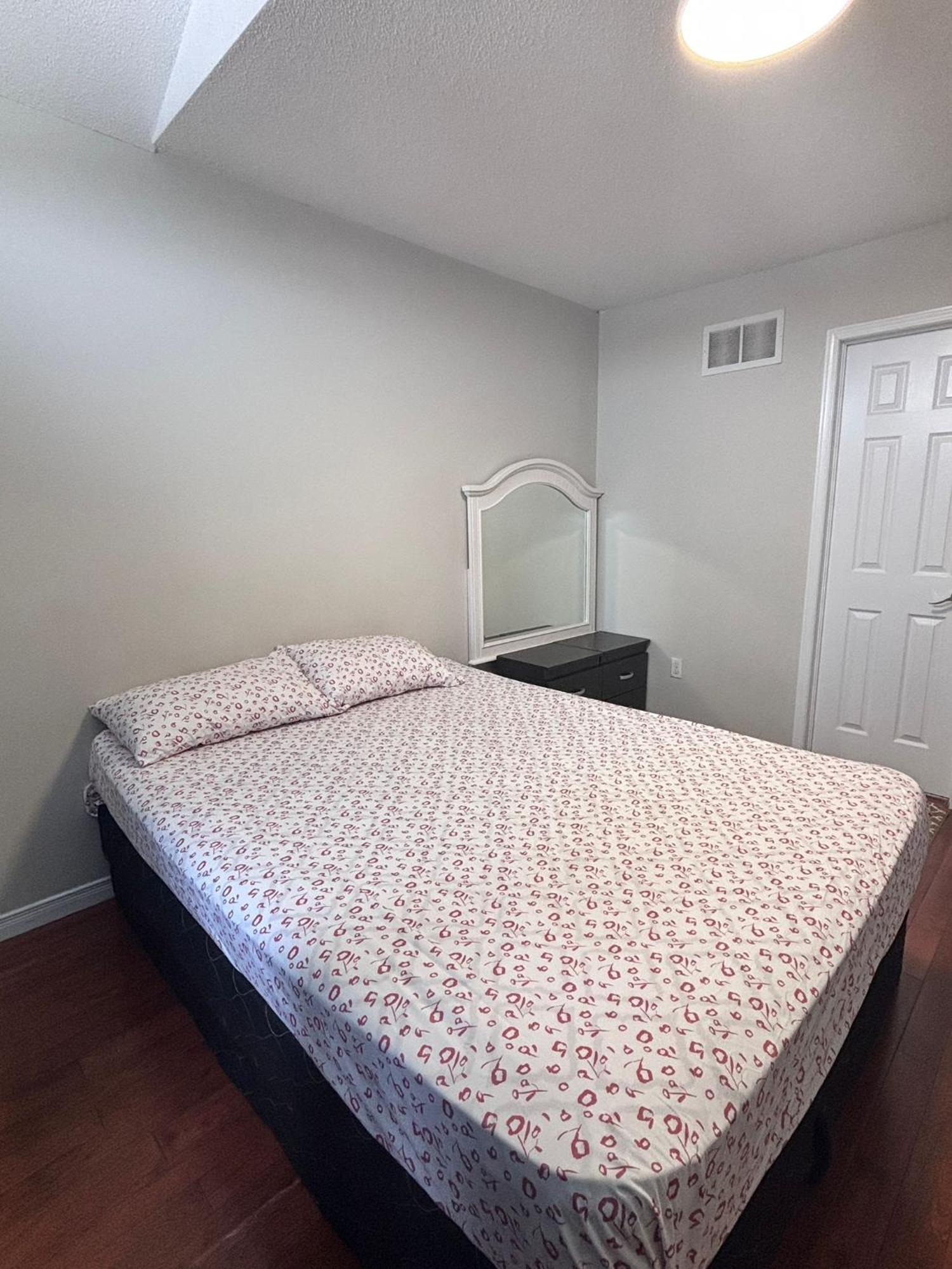 Bright Queen Room Close To Sheridan College And Airport Μπράμπτον Εξωτερικό φωτογραφία